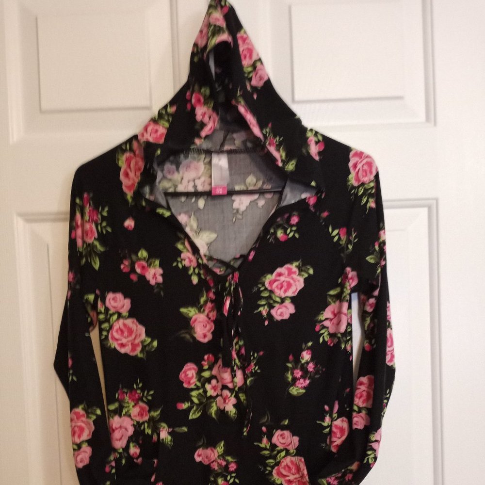 long sleeve with hood & pocket